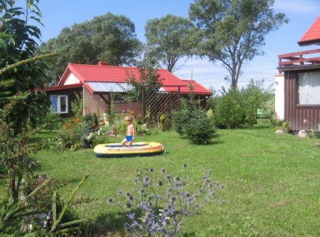 Domek nad morzem Widok na domek i ogród